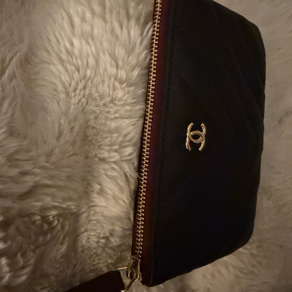 Chanel Chevron Black Leather pouch - Picture 2 of 5